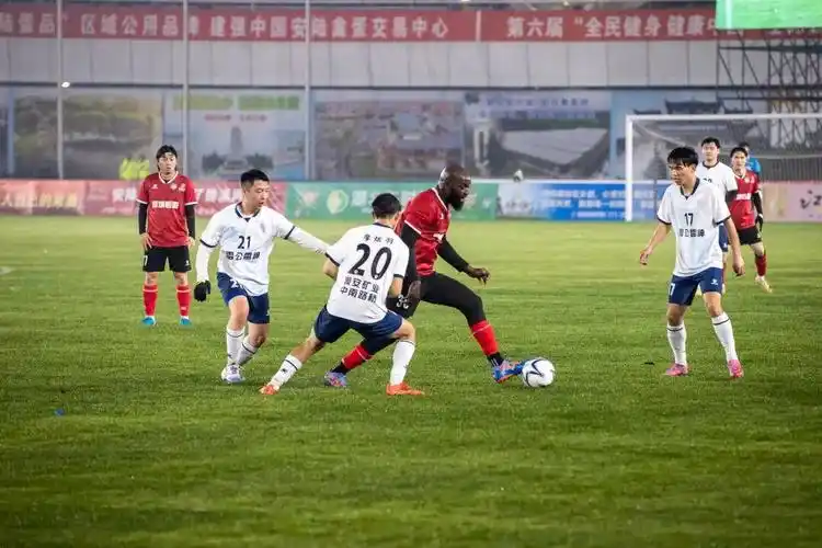 欧冠对决：利物浦 VS 勒沃库森